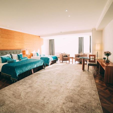 בישקק Damas International Hotel מראה חיצוני תמונה