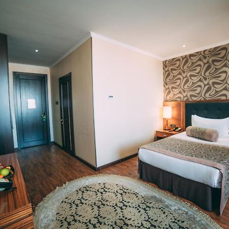 בישקק Damas International Hotel מראה חיצוני תמונה