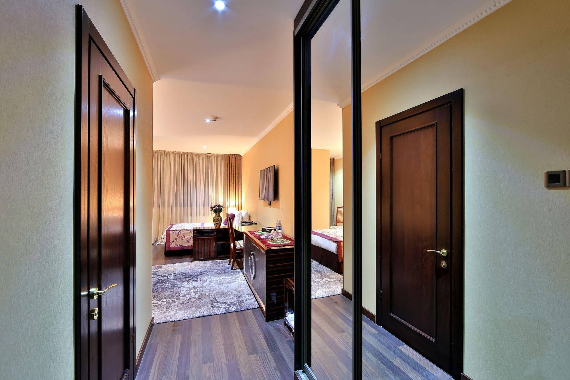 בישקק Damas International Hotel מראה חיצוני תמונה