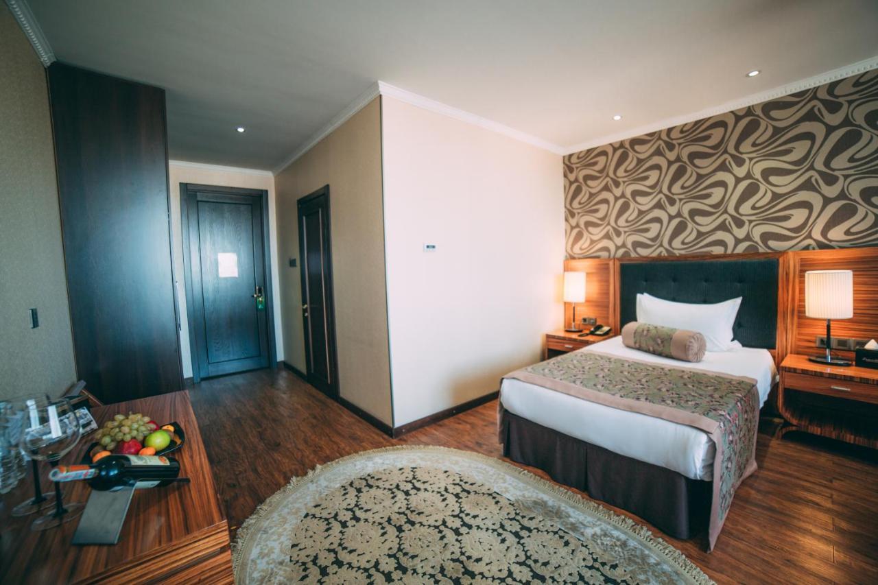 בישקק Damas International Hotel מראה חיצוני תמונה