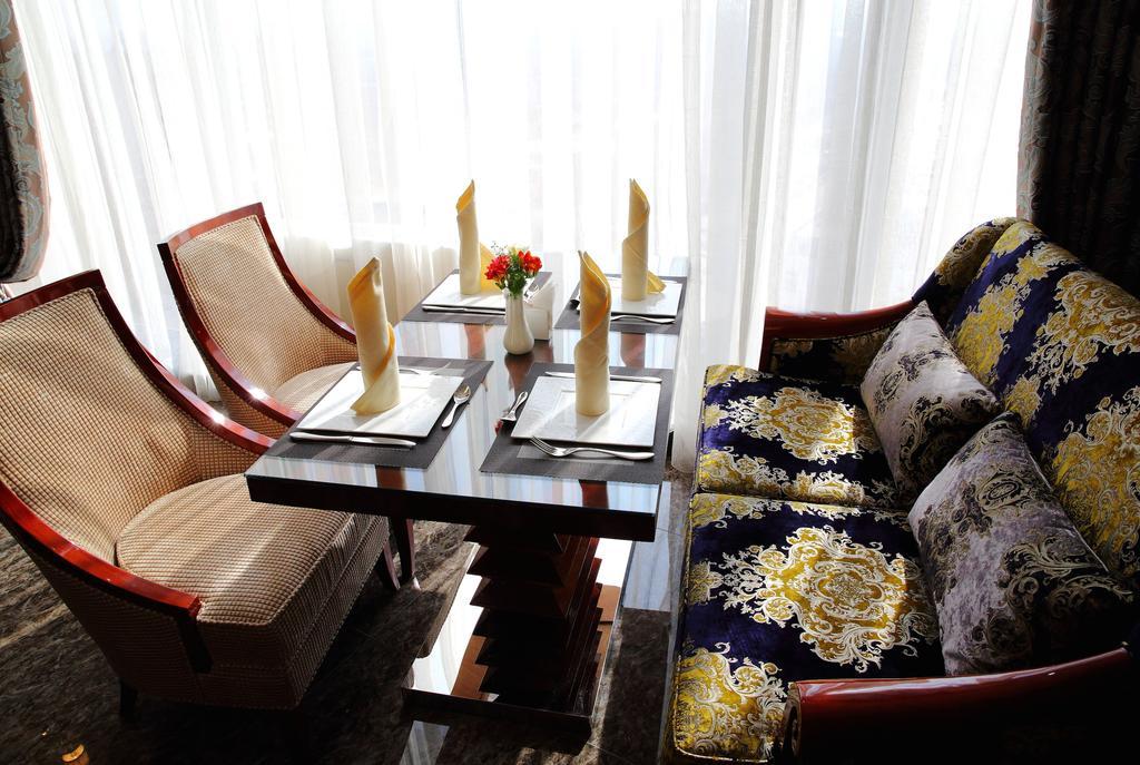 בישקק Damas International Hotel מראה חיצוני תמונה