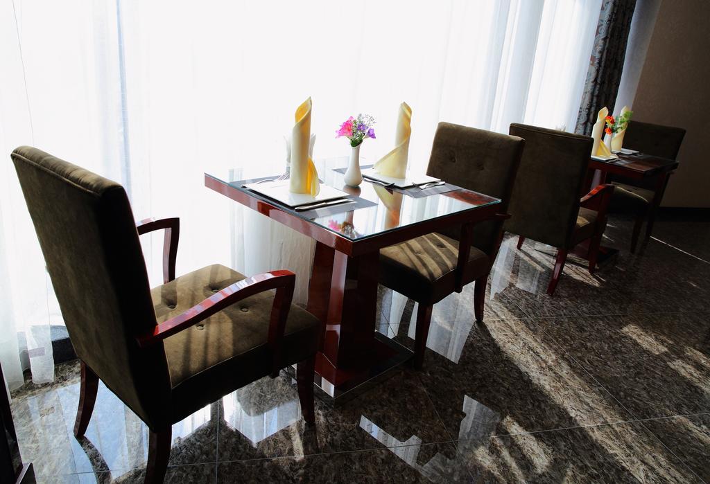 בישקק Damas International Hotel מראה חיצוני תמונה