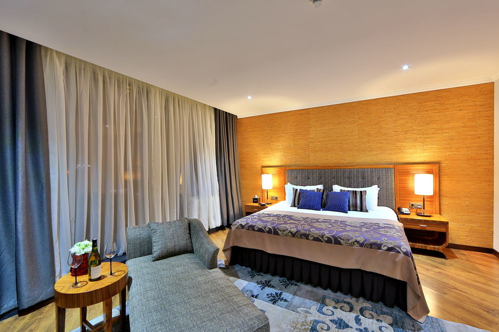 בישקק Damas International Hotel מראה חיצוני תמונה
