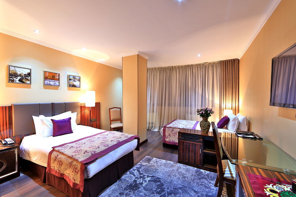 בישקק Damas International Hotel מראה חיצוני תמונה