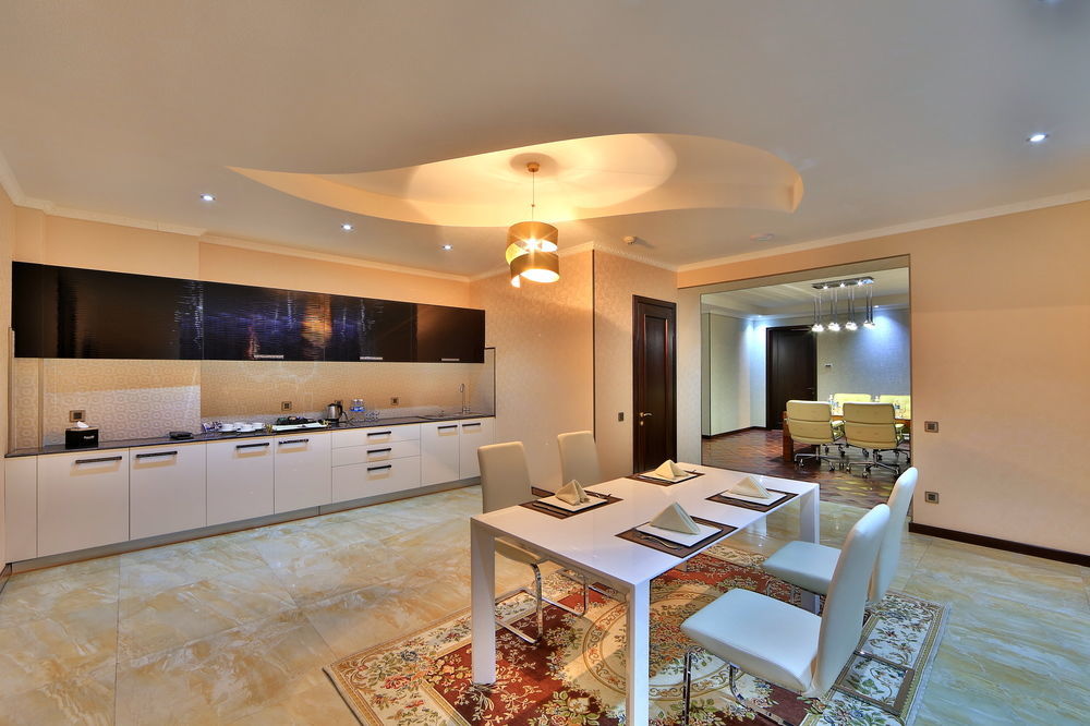 בישקק Damas International Hotel מראה חיצוני תמונה