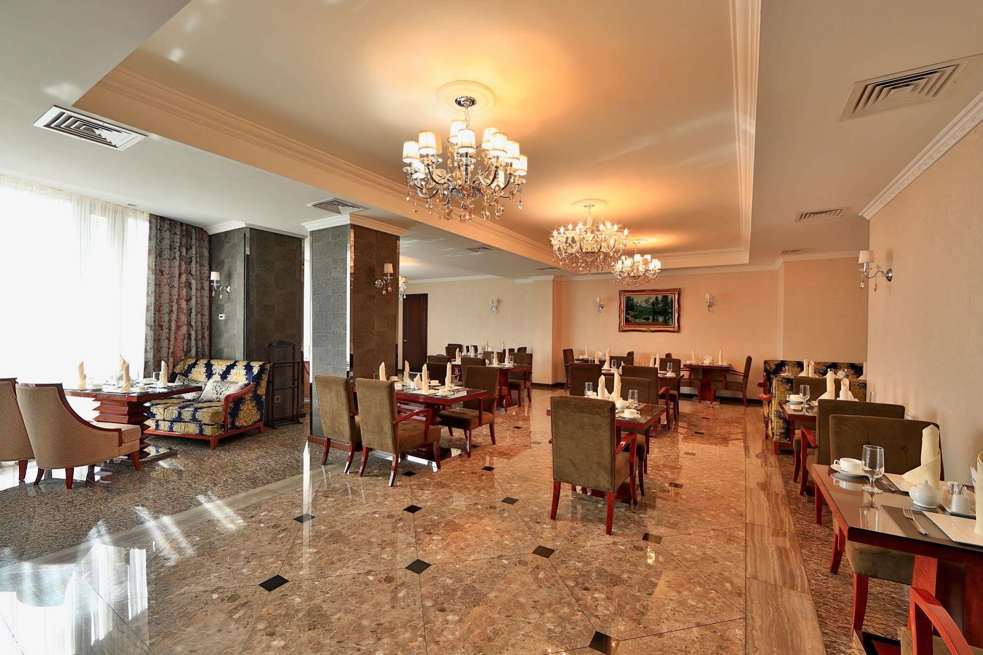 בישקק Damas International Hotel מראה חיצוני תמונה