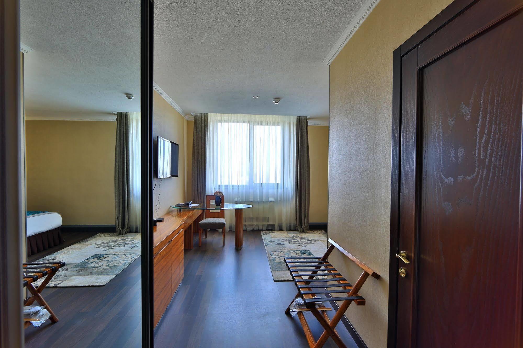 בישקק Damas International Hotel מראה חיצוני תמונה