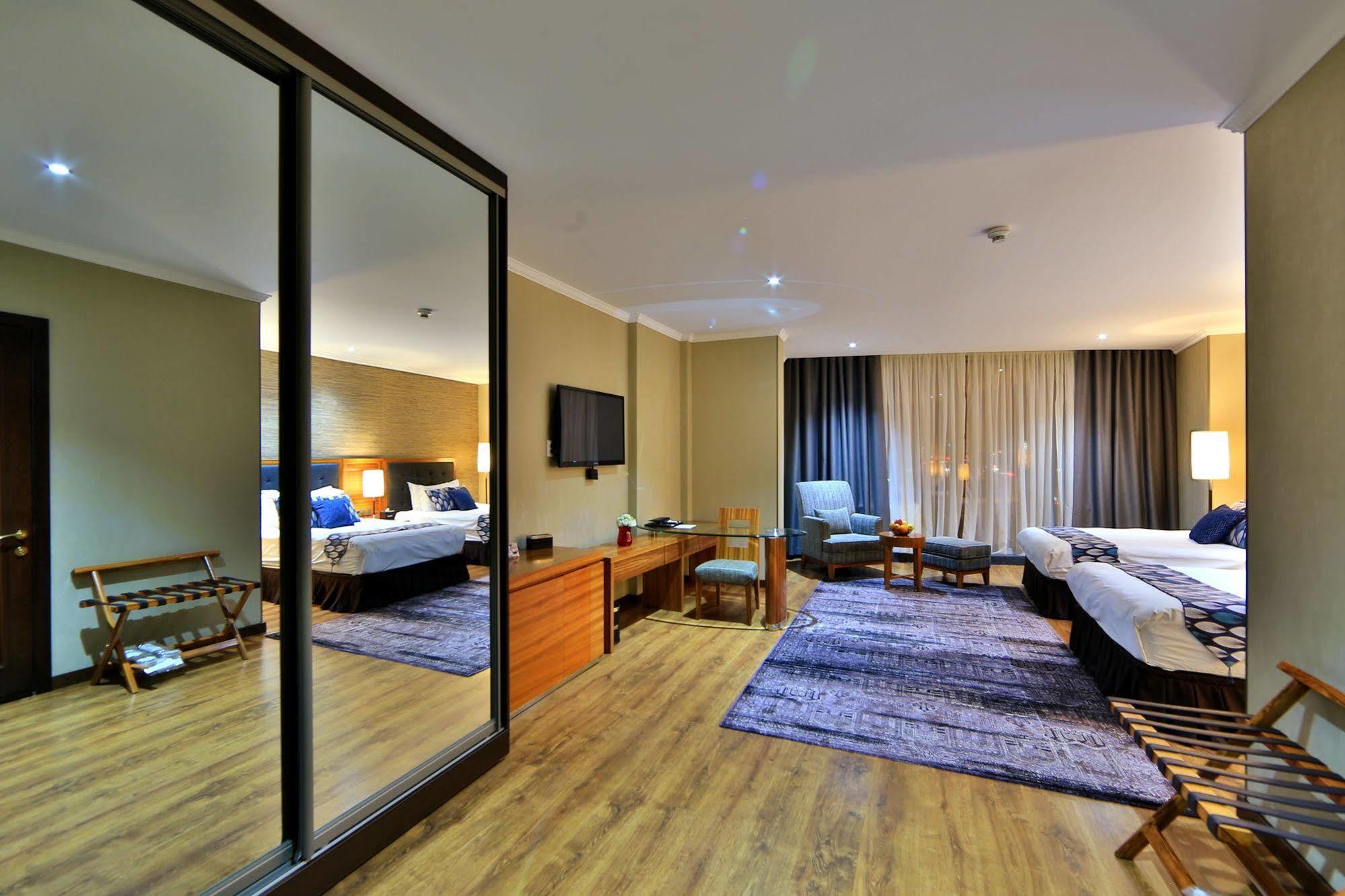 בישקק Damas International Hotel מראה חיצוני תמונה