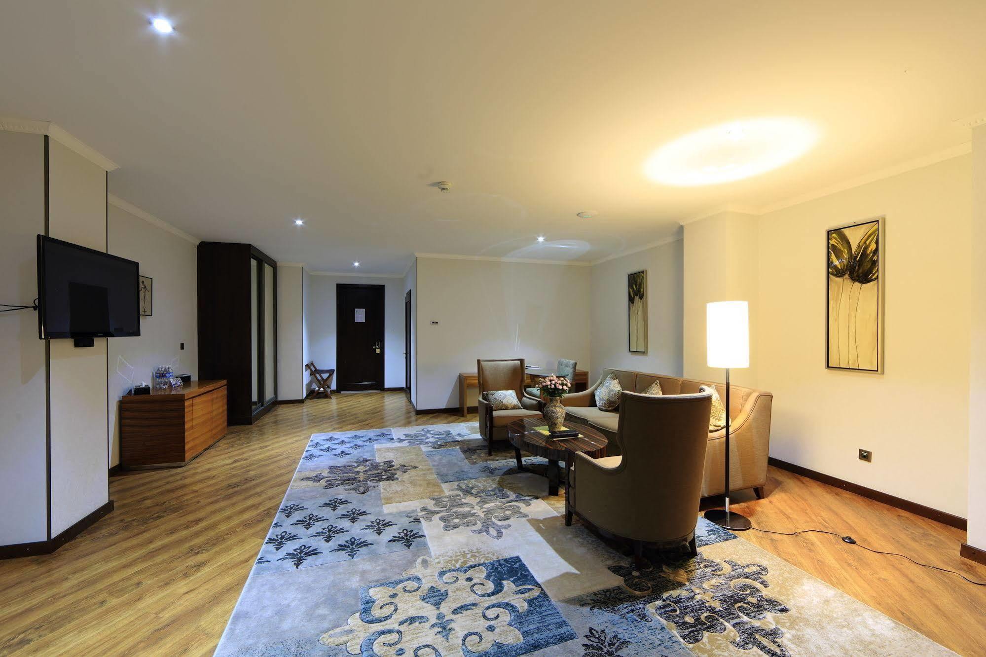 בישקק Damas International Hotel מראה חיצוני תמונה