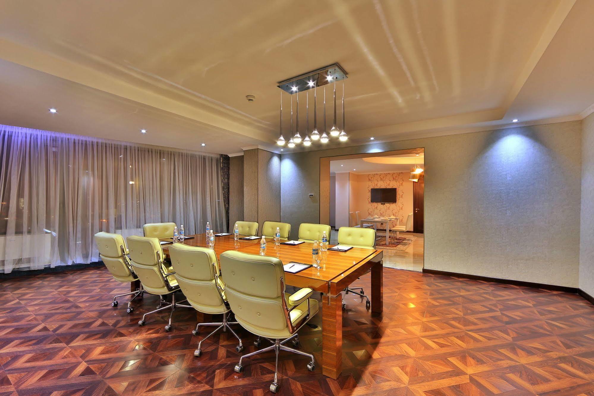 בישקק Damas International Hotel מראה חיצוני תמונה