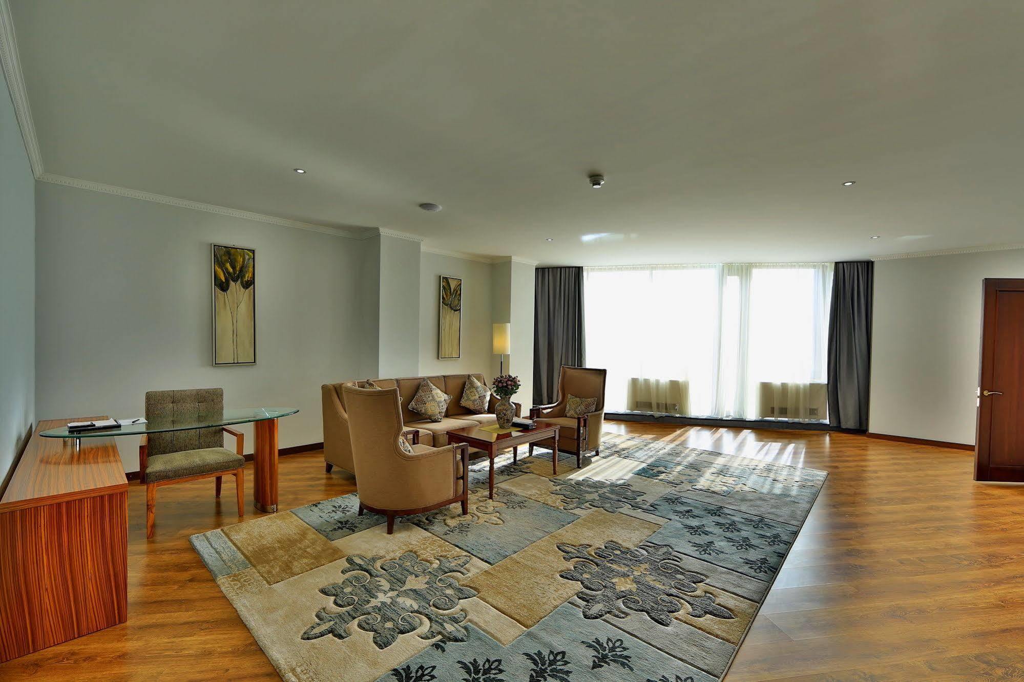 בישקק Damas International Hotel מראה חיצוני תמונה
