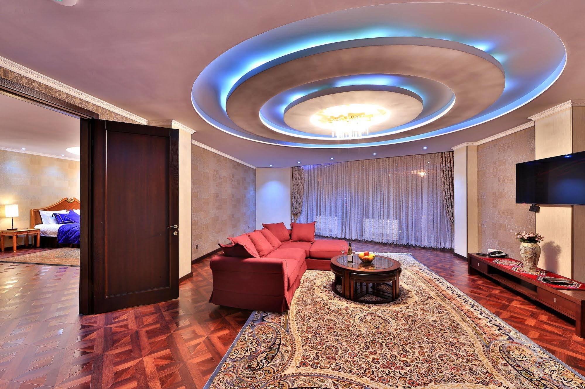 בישקק Damas International Hotel מראה חיצוני תמונה