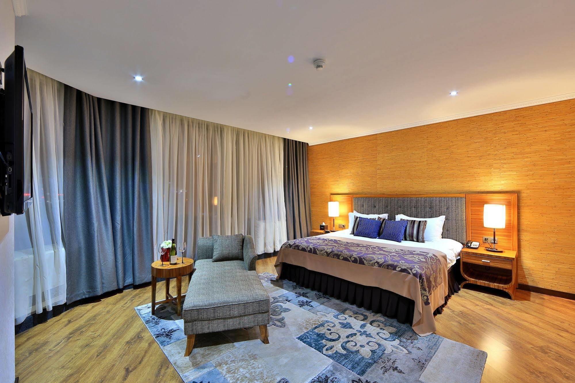 בישקק Damas International Hotel מראה חיצוני תמונה