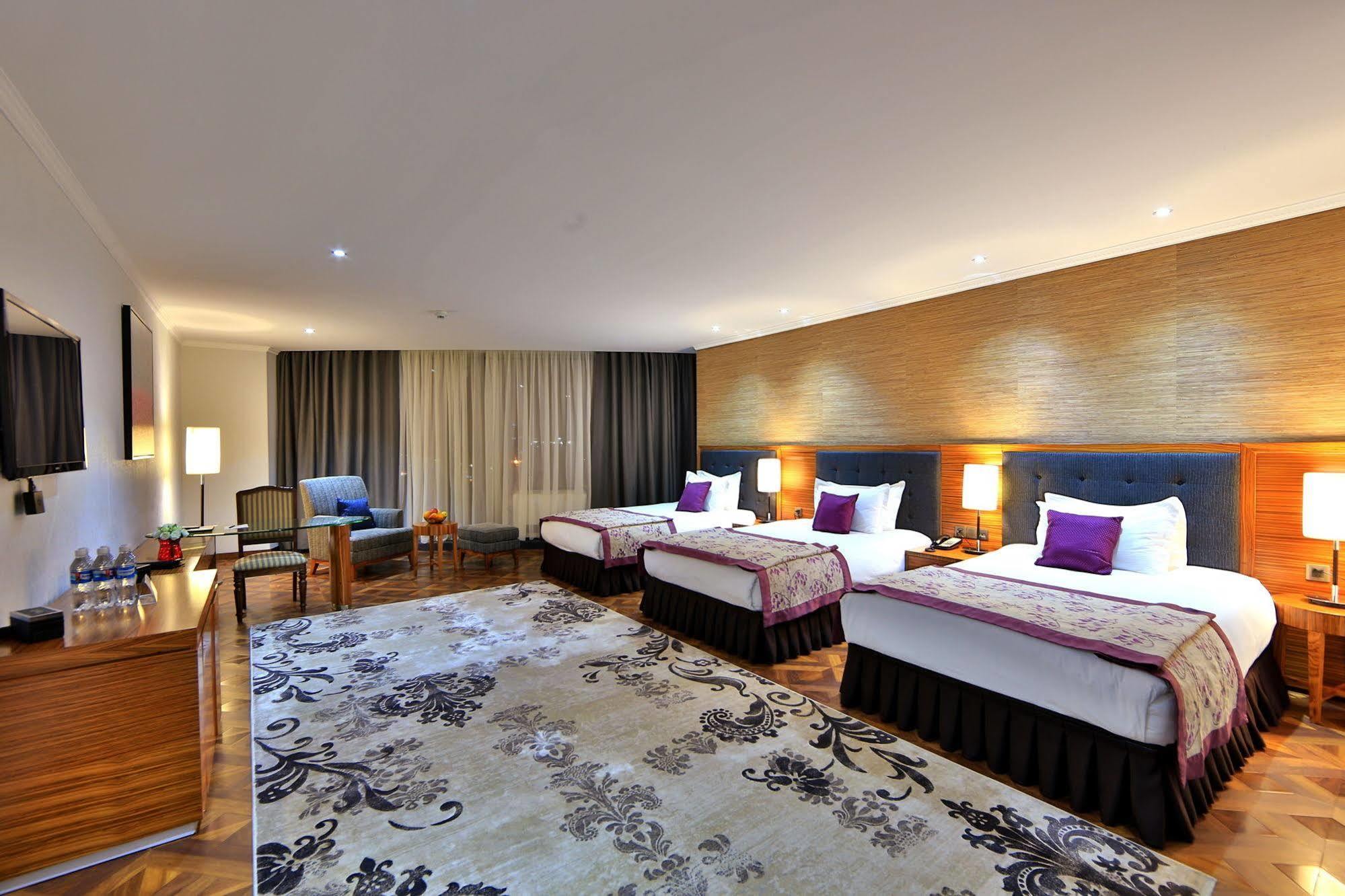 בישקק Damas International Hotel מראה חיצוני תמונה