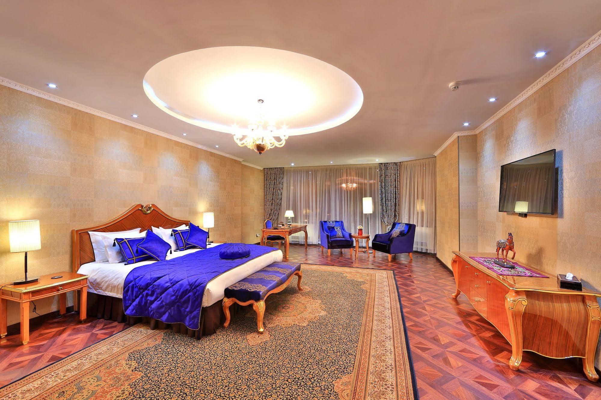 בישקק Damas International Hotel מראה חיצוני תמונה
