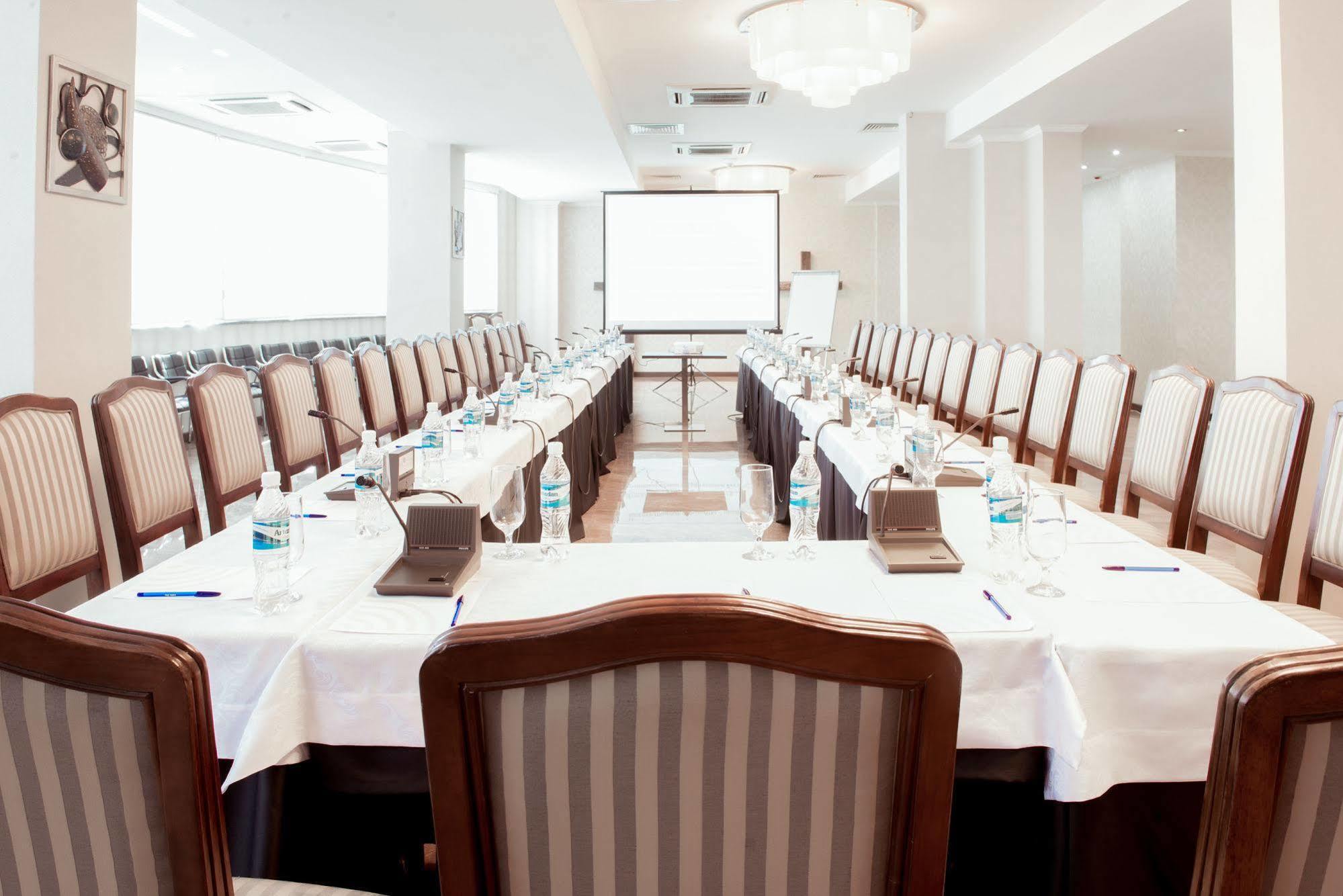 בישקק Damas International Hotel מראה חיצוני תמונה