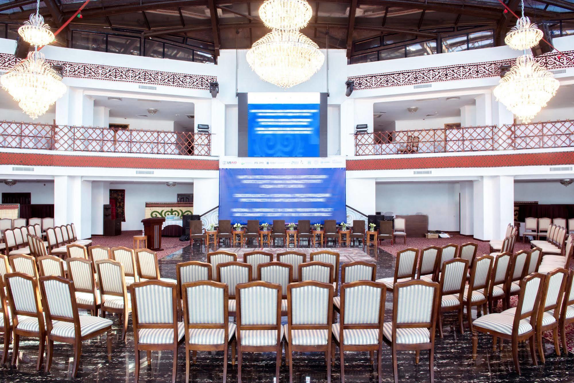 בישקק Damas International Hotel מראה חיצוני תמונה