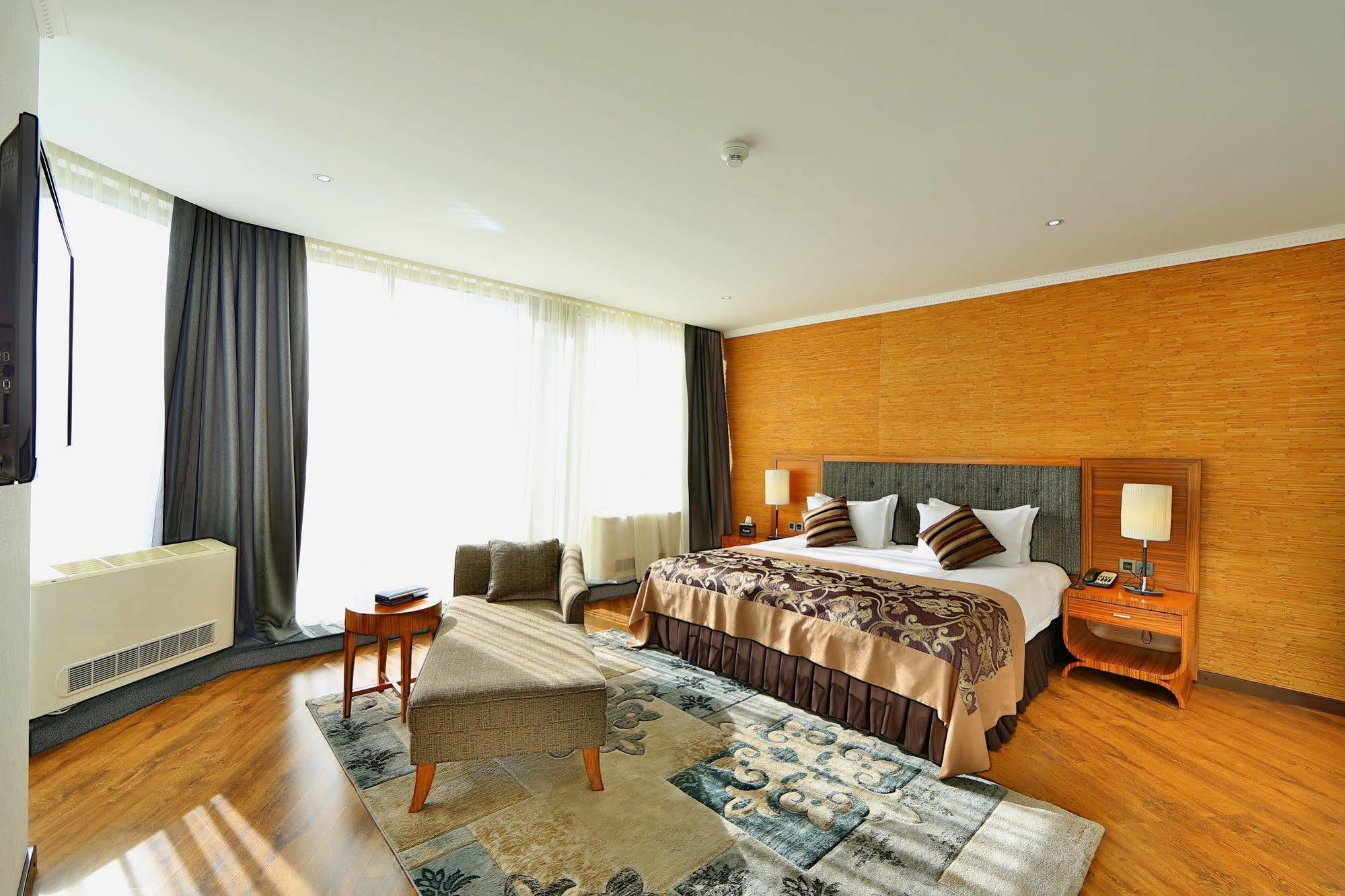 בישקק Damas International Hotel מראה חיצוני תמונה