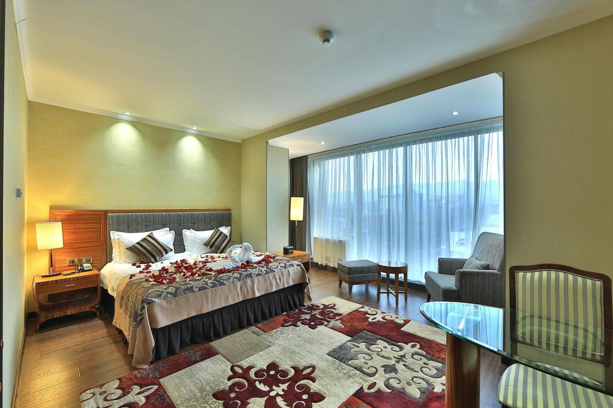 בישקק Damas International Hotel מראה חיצוני תמונה