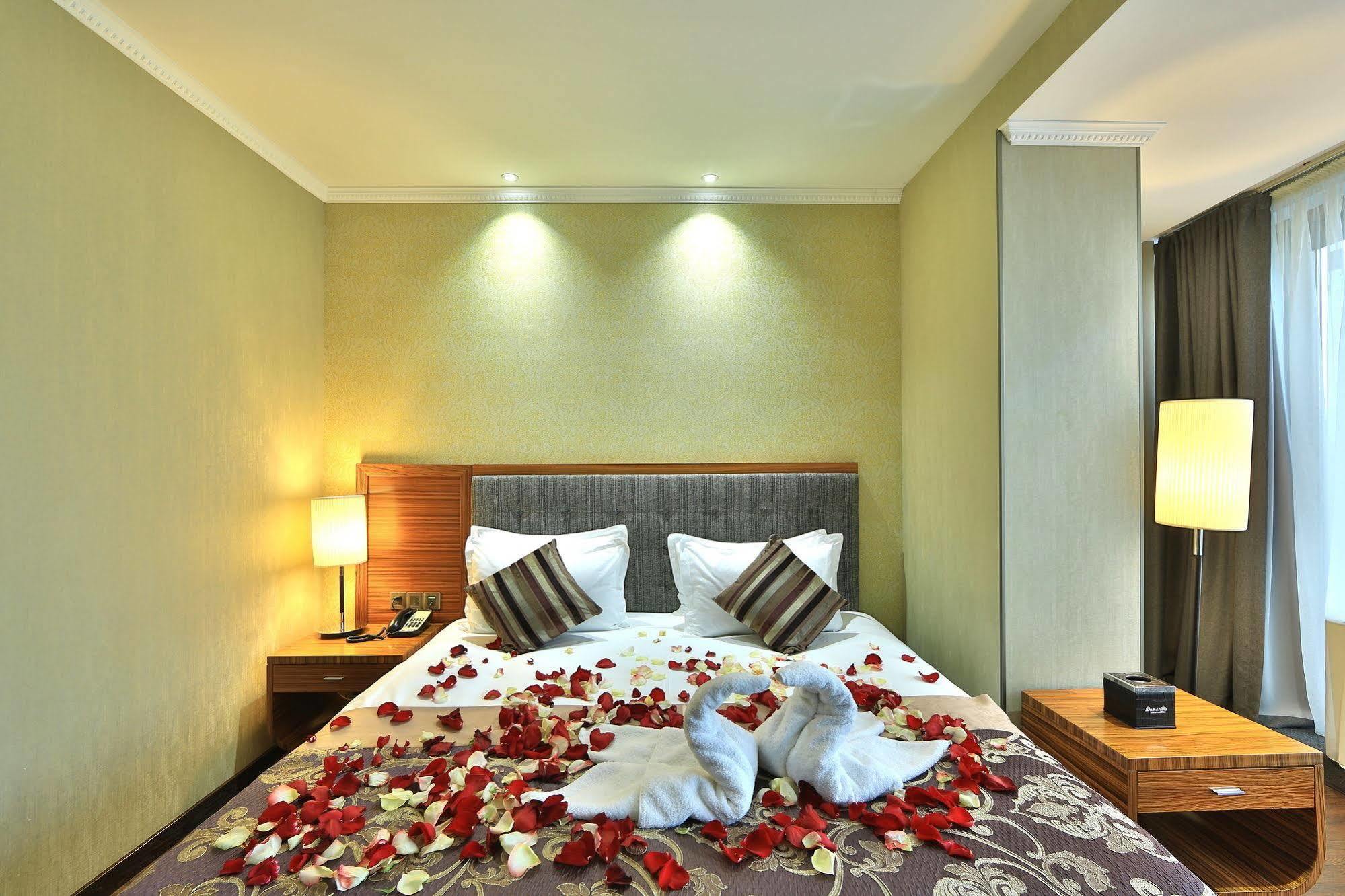 בישקק Damas International Hotel מראה חיצוני תמונה
