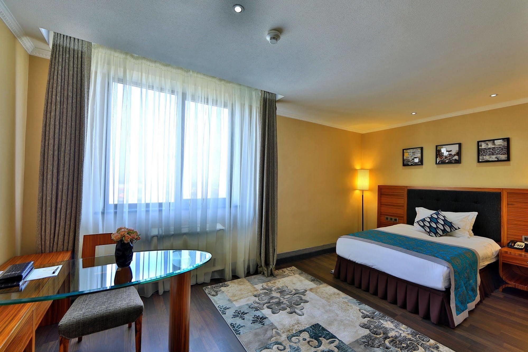 בישקק Damas International Hotel מראה חיצוני תמונה