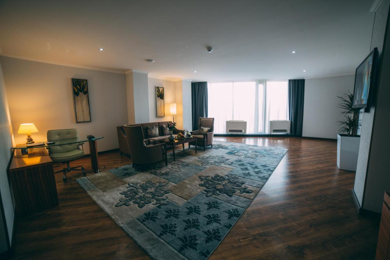 בישקק Damas International Hotel מראה חיצוני תמונה