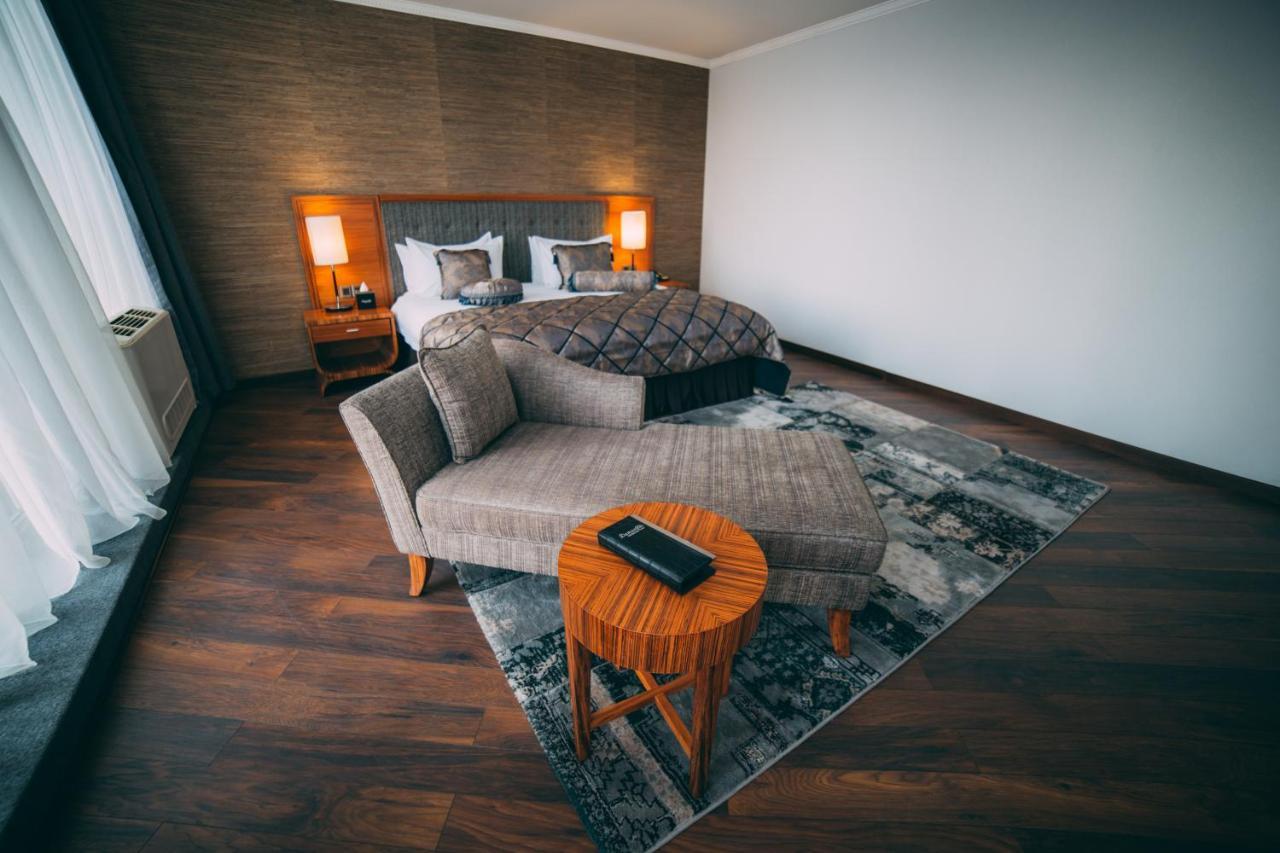 בישקק Damas International Hotel מראה חיצוני תמונה