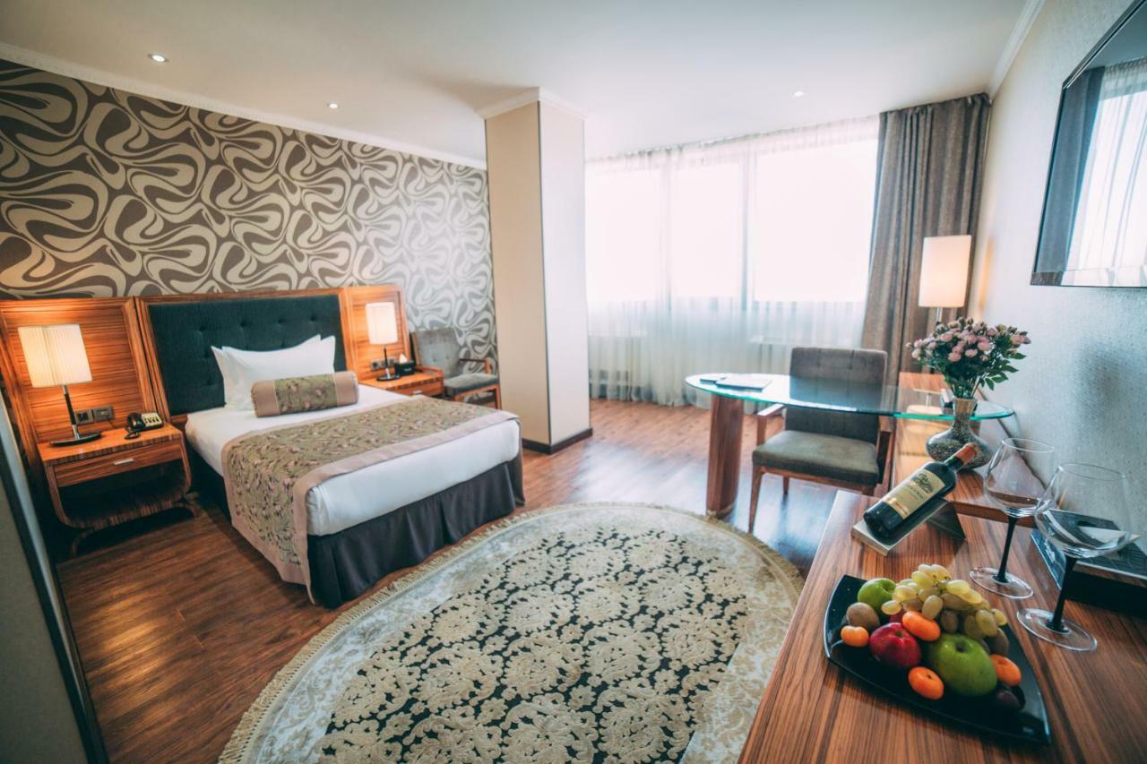 בישקק Damas International Hotel מראה חיצוני תמונה