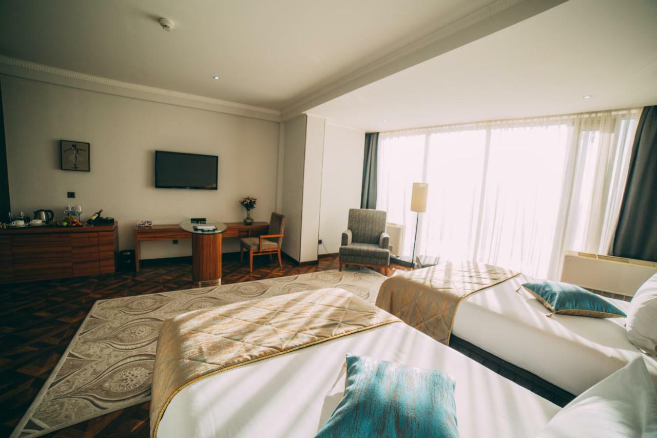 בישקק Damas International Hotel מראה חיצוני תמונה